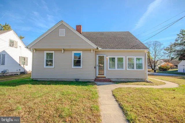 a view of a house with a yard and garage