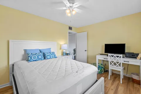 $195,000 | 302 Knotty Pine Circle, Unit A2, Greenacres, FL 33463