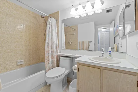 $195,000 | 302 Knotty Pine Circle, Unit A2, Greenacres, FL 33463