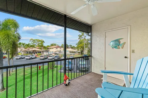 $195,000 | 302 Knotty Pine Circle, Unit A2, Greenacres, FL 33463