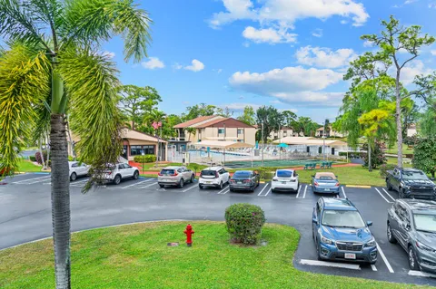 $195,000 | 302 Knotty Pine Circle, Unit A2, Greenacres, FL 33463