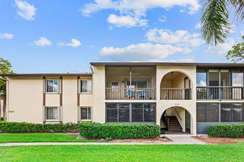 $195,000 | 302 Knotty Pine Circle, Unit A2, Greenacres, FL 33463