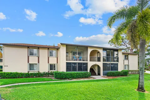 $195,000 | 302 Knotty Pine Circle, Unit A2, Greenacres, FL 33463