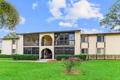 $195,000 | 302 Knotty Pine Circle, Unit A2, Greenacres, FL 33463