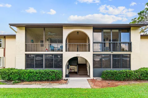 $195,000 | 302 Knotty Pine Circle, Unit A2, Greenacres, FL 33463