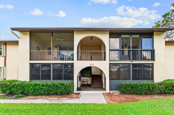 $195,000 | 302 Knotty Pine Circle, Unit A2, Greenacres, FL 33463
