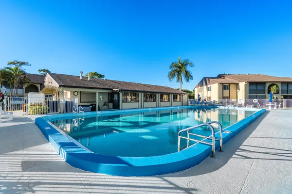 $195,000 | 302 Knotty Pine Circle, Unit A2, Greenacres, FL 33463