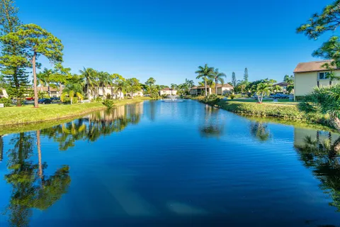 $195,000 | 302 Knotty Pine Circle, Unit A2, Greenacres, FL 33463