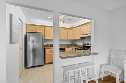 $195,000 | 302 Knotty Pine Circle, Unit A2, Greenacres, FL 33463