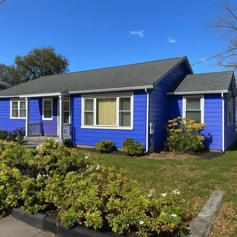 a view of a house with a yard