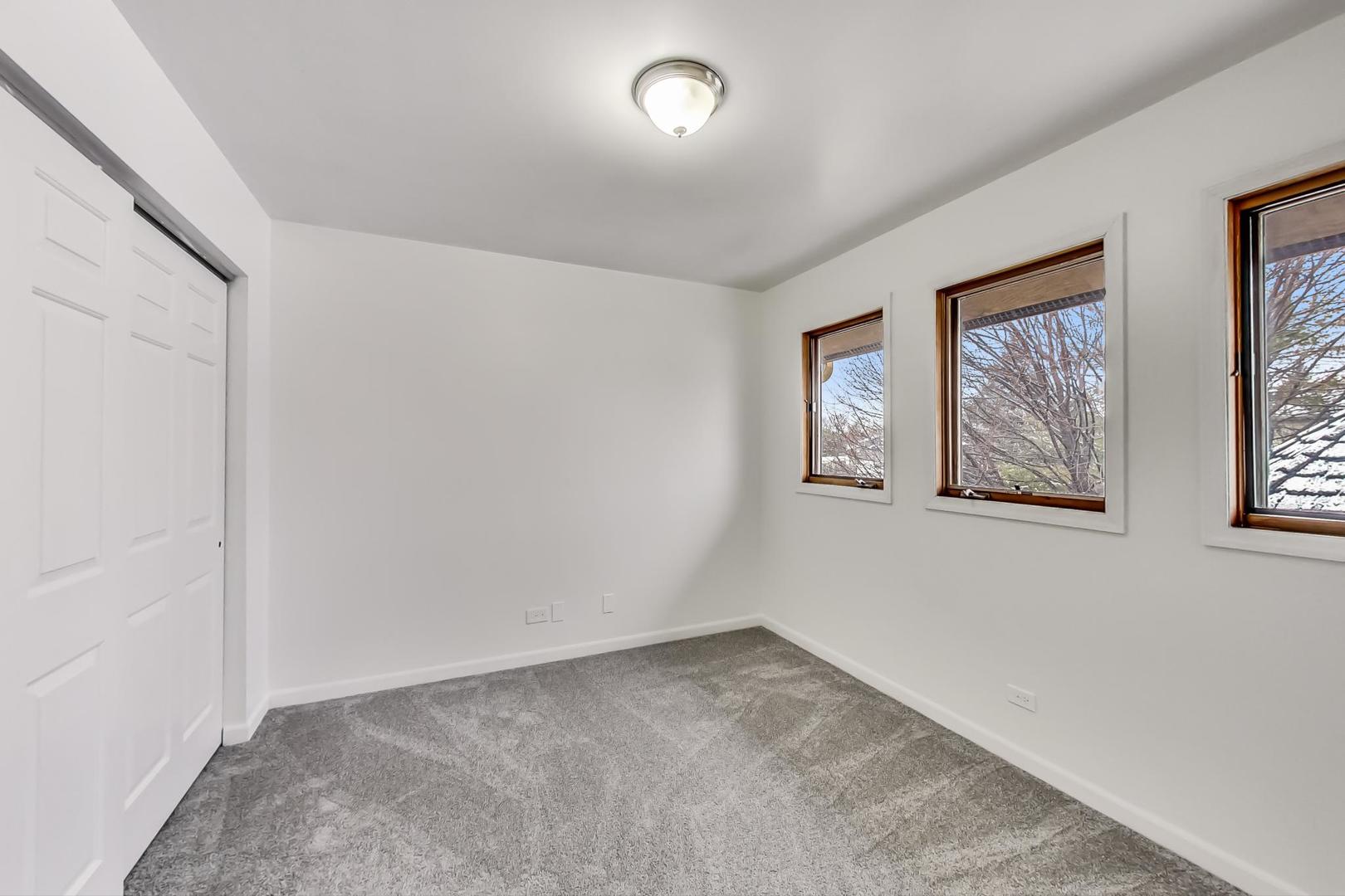 4000 Ridge Road Zion, IL 60099 - Photo 33 of 47 an empty room with windows