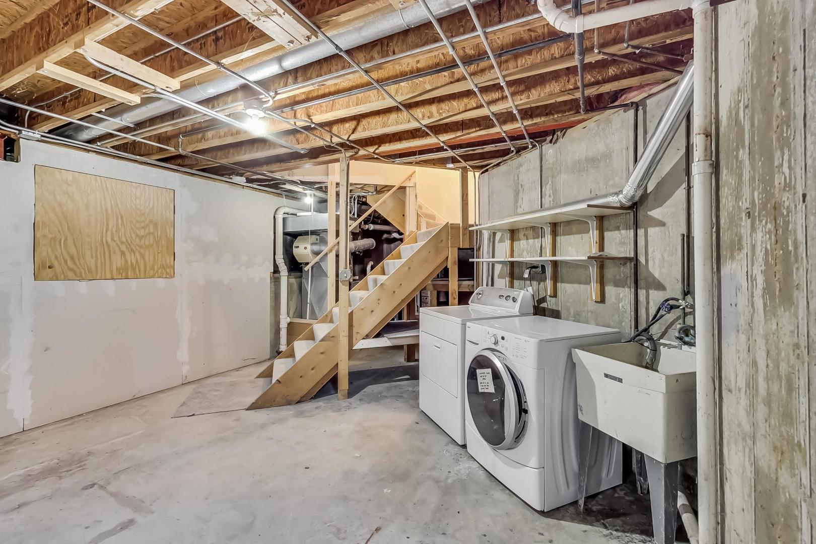 4000 Ridge Road Zion, IL 60099 - Photo 37 of 47 a utility room with dryer and washer