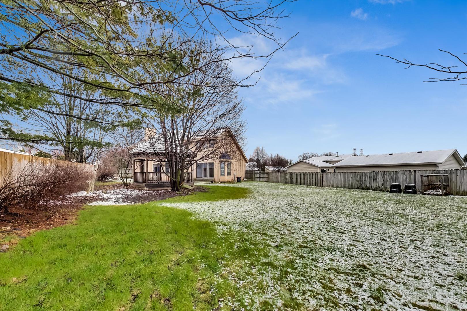 4000 Ridge Road Zion, IL 60099 - Photo 40 of 47 a backyard of a house with lots of green space