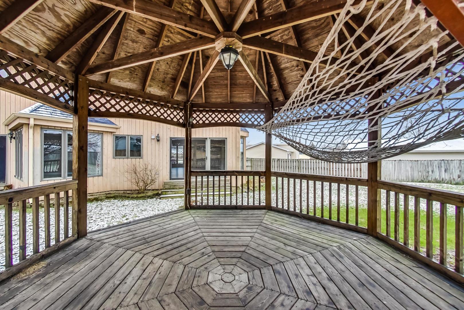 4000 Ridge Road Zion, IL 60099 - Photo 43 of 47 a view of a roof deck