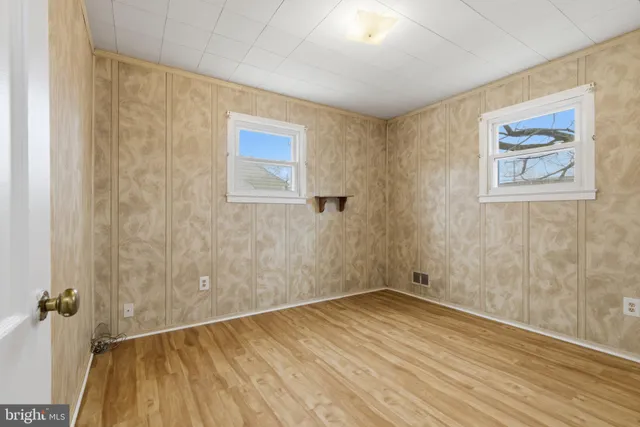 wooden floor in a empty room
