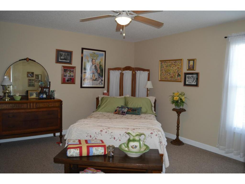 2101 Cherokee Road, Unit 14 Johnson City, TN 37604 - Photo 17 of 24 Guest bedroom
