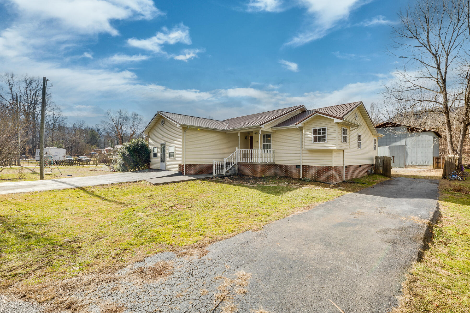 104 Old Mill Creek Road Erwin, TN 37650 - Photo 3 of 38 003