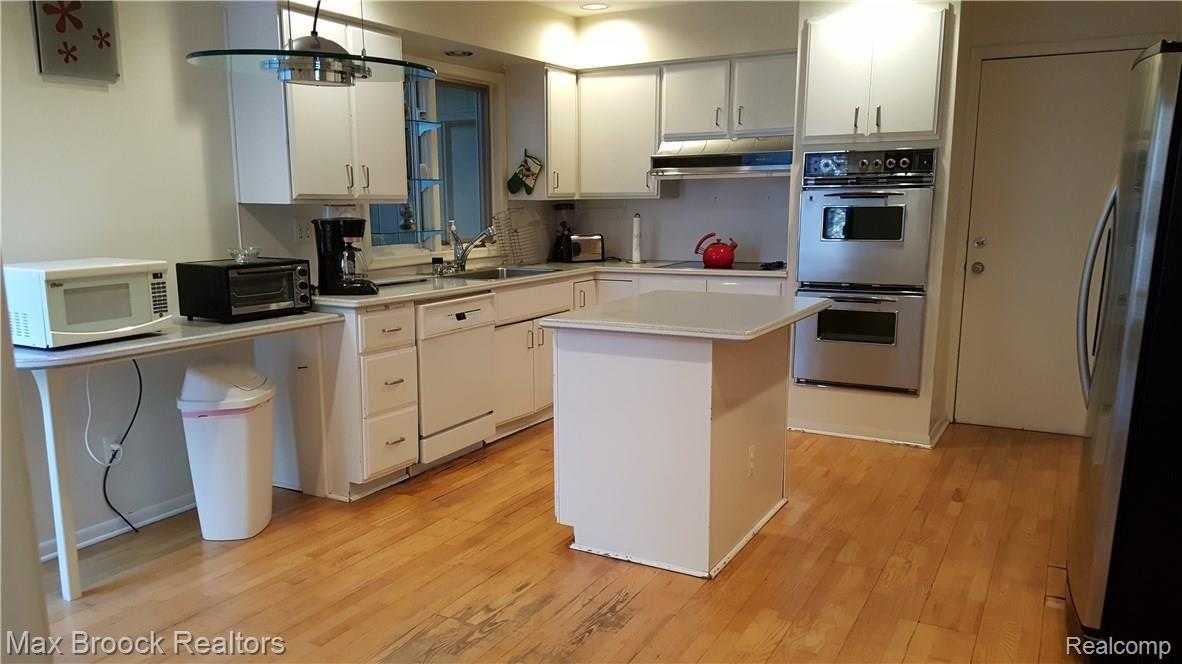 7226 Suncrest Road West Bloomfield, MI 48322 - Photo 8 of 44 Spacious kitchen with island