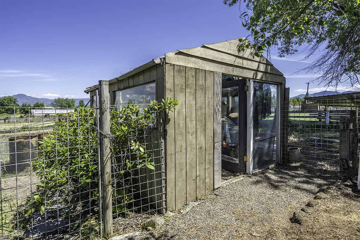 2182 Old Stage Road Central Point, OR 97502 - Photo 29 of 35 Green house.