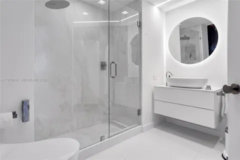 $1,995,000 | 10 Venetian Way, Unit 904, Miami Beach, FL 33139