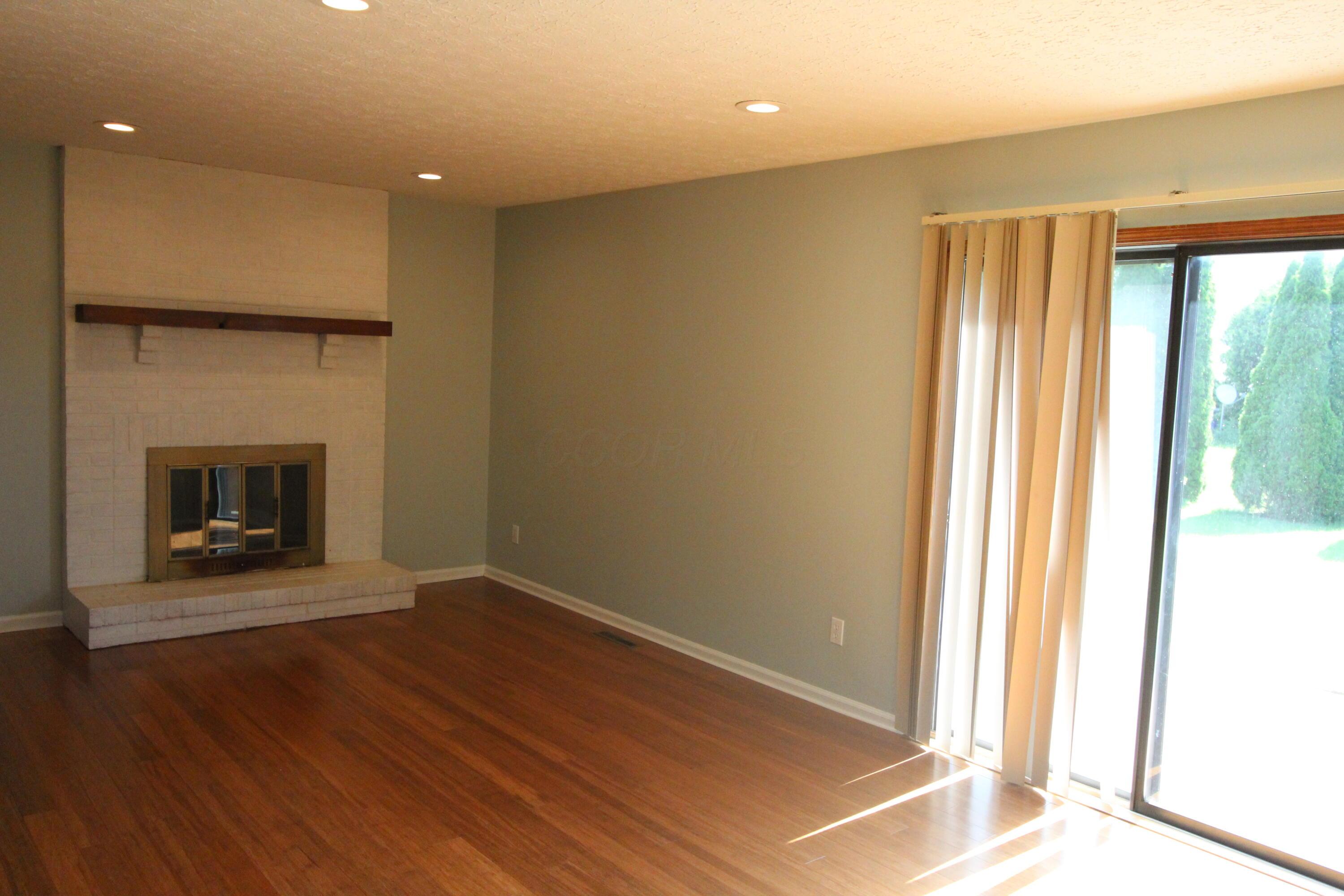 1800 Quarry Ridge Drive Columbus, OH 43232 - Photo 6 of 19 Lareg living room area