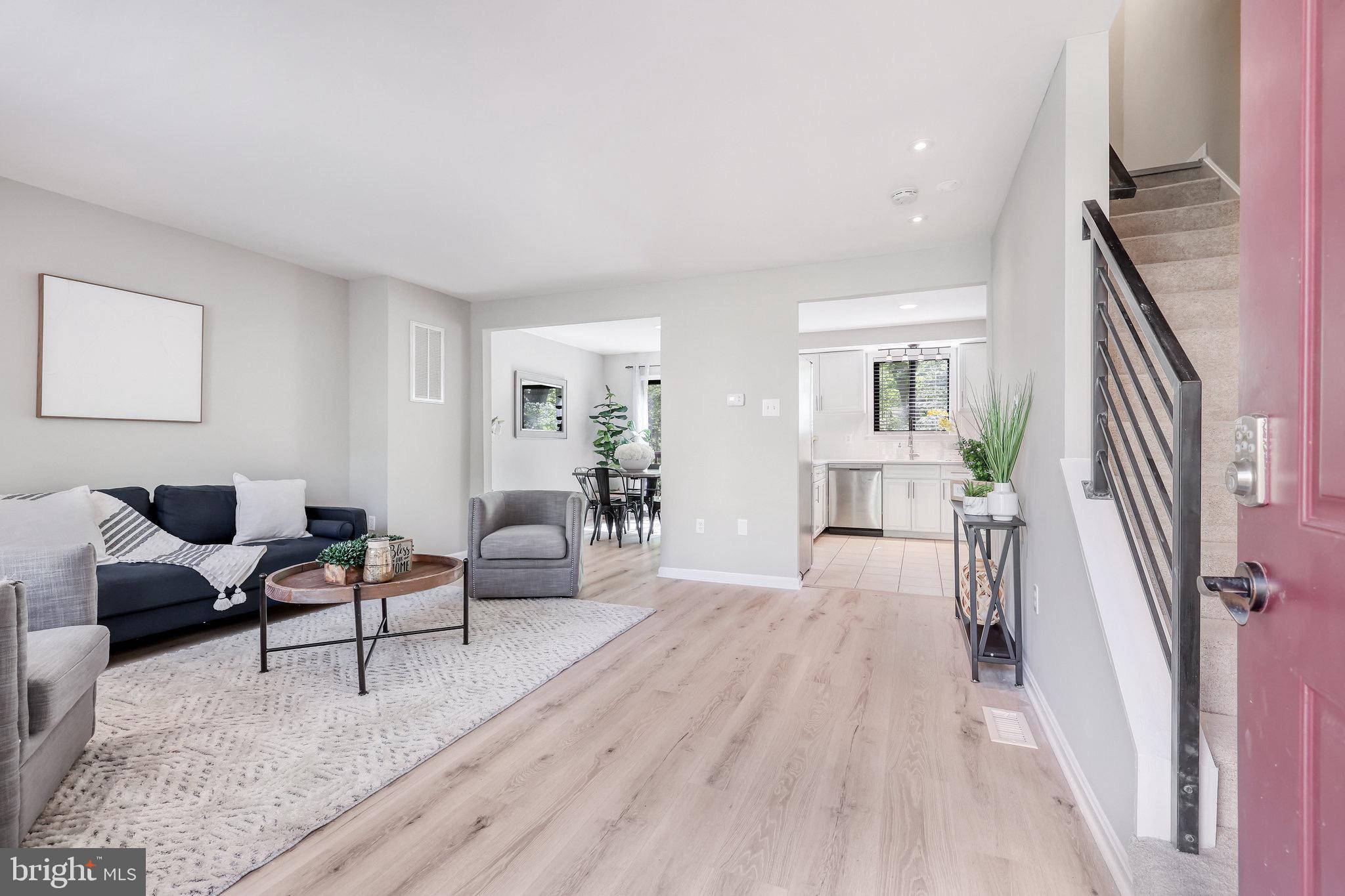 2495 Pyrenees Court Reston, VA 20191 - Photo 2 of 39 Living Room