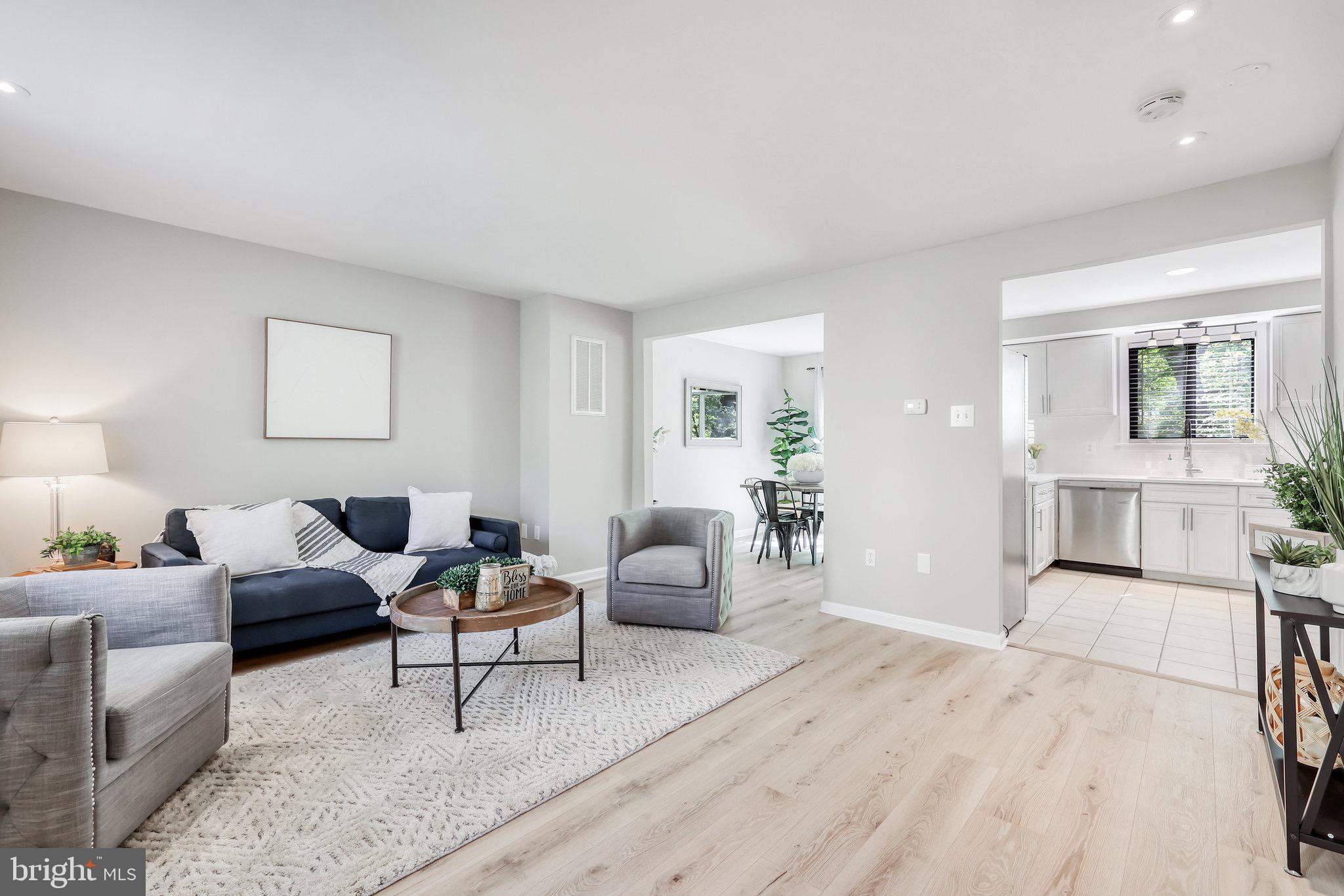 2495 Pyrenees Court Reston, VA 20191 - Photo 4 of 39 Living Room