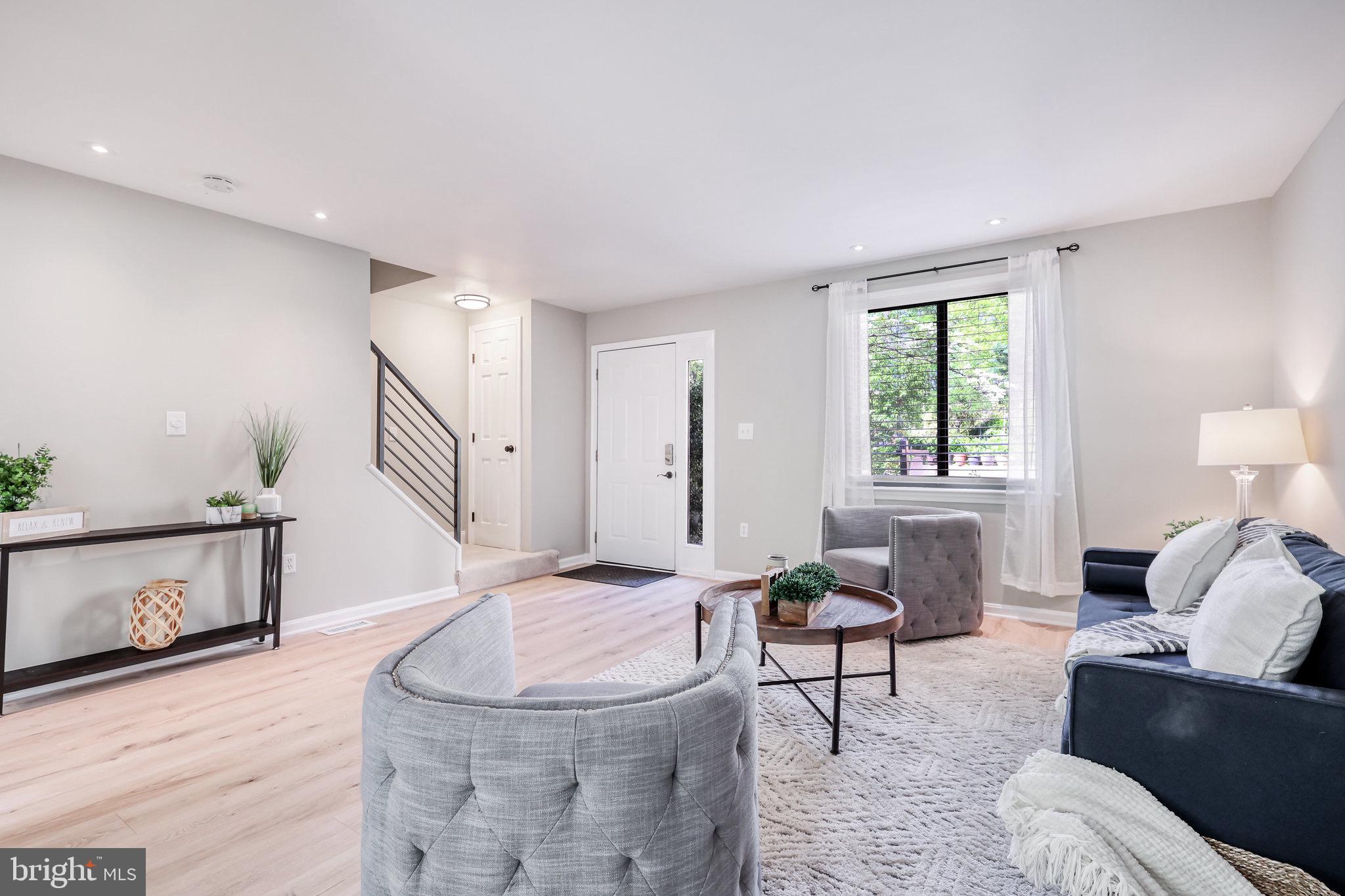 2495 Pyrenees Court Reston, VA 20191 - Photo 6 of 39 Living Room