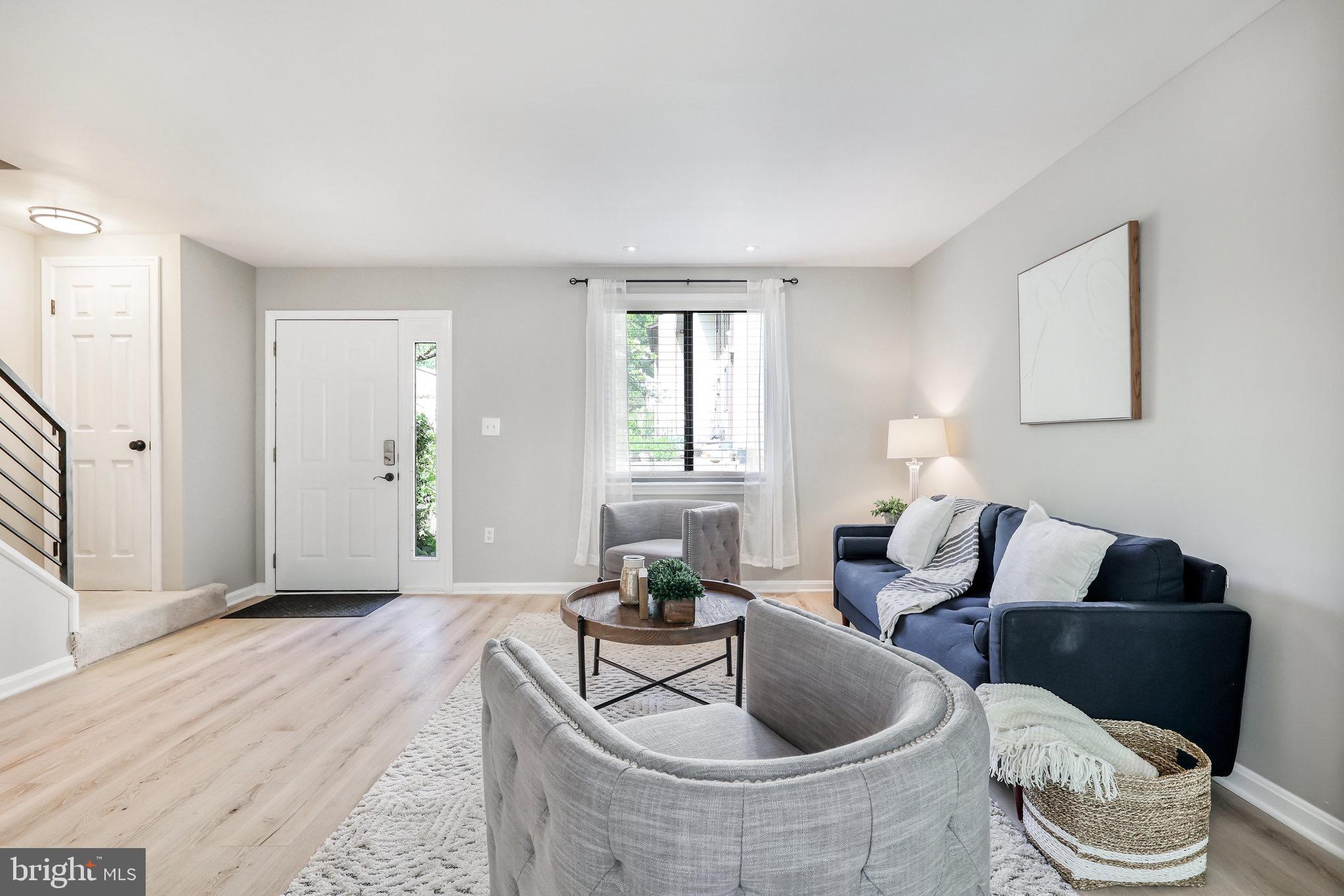 2495 Pyrenees Court Reston, VA 20191 - Photo 7 of 39 Living Room