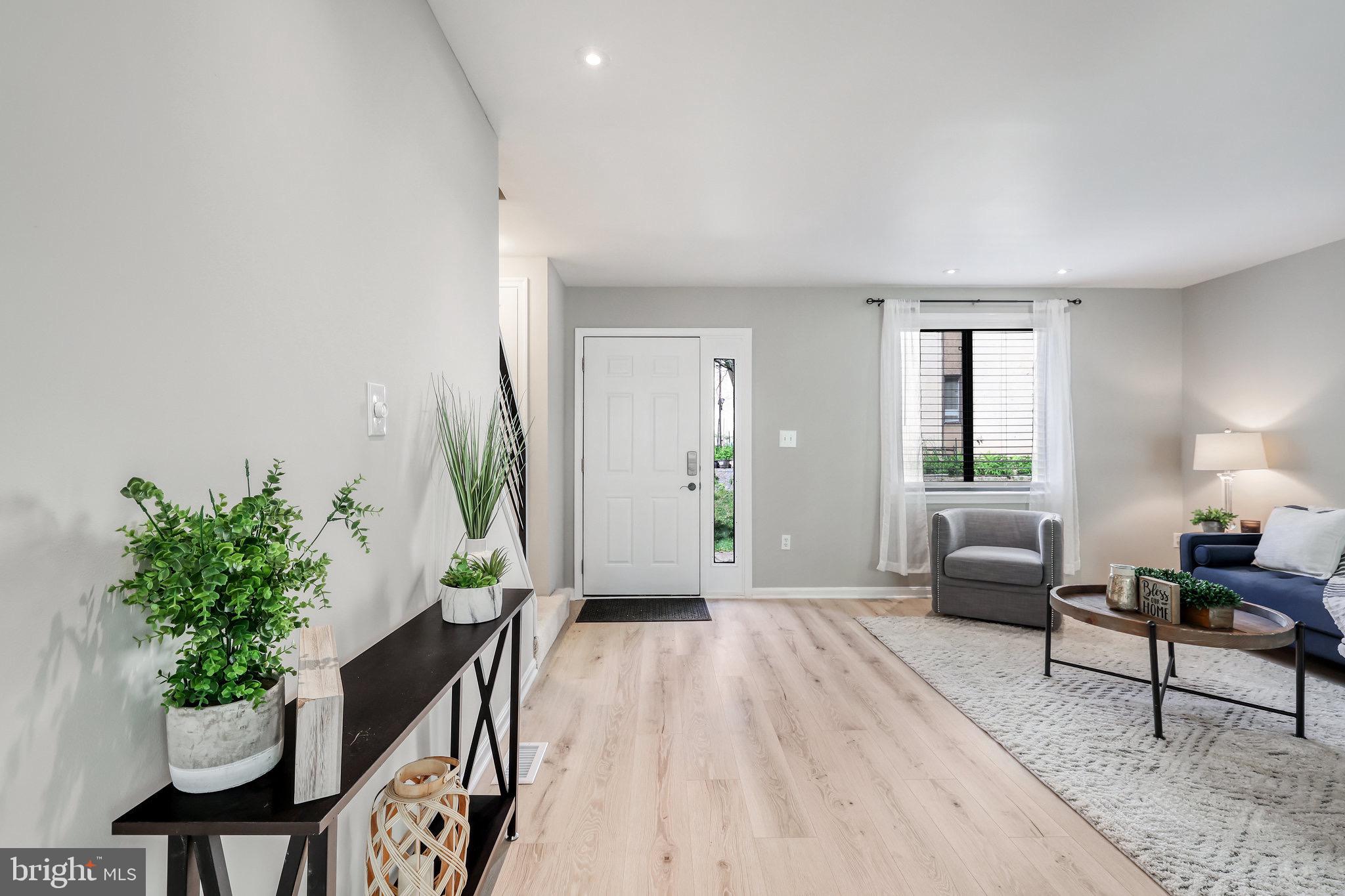 2495 Pyrenees Court Reston, VA 20191 - Photo 8 of 39 Living Room