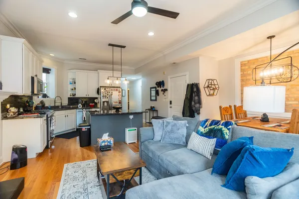 $455,000 | 5206 North Winthrop Avenue, Unit 1, Chicago, IL 60640