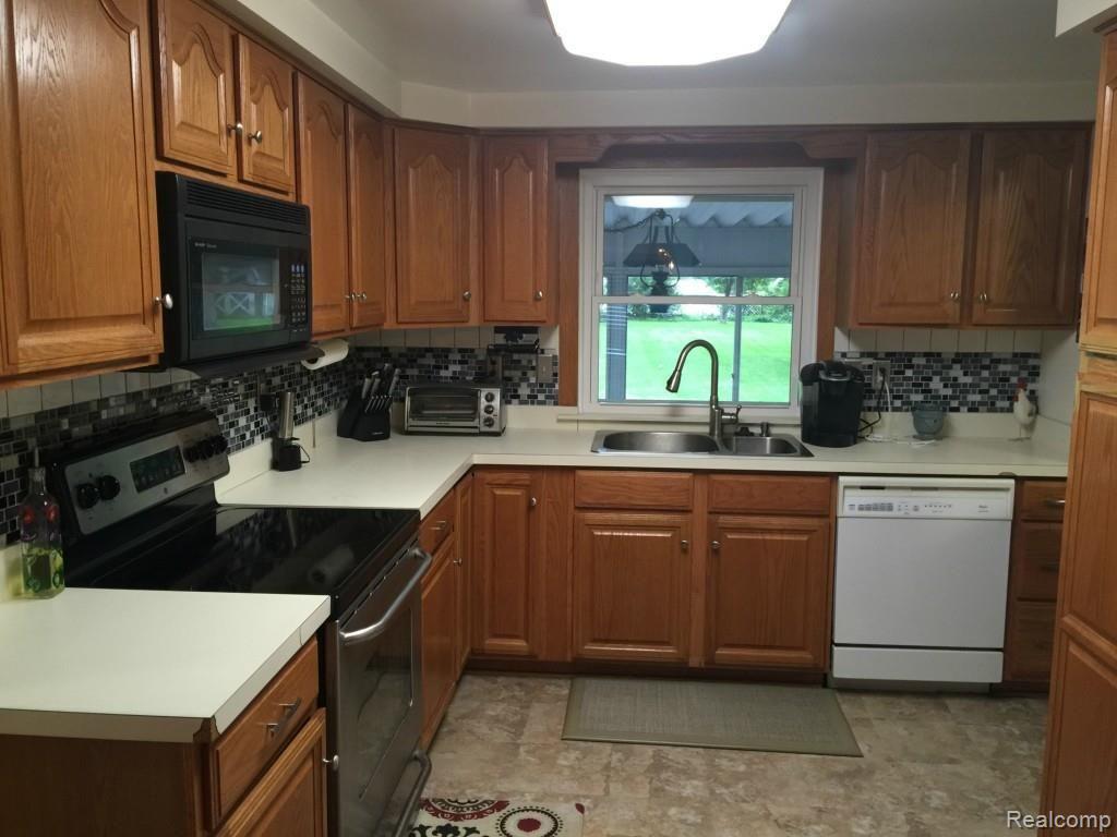 2122 Highfield Road Waterford, MI 48329 - Photo 8 of 29 Large Kitchen