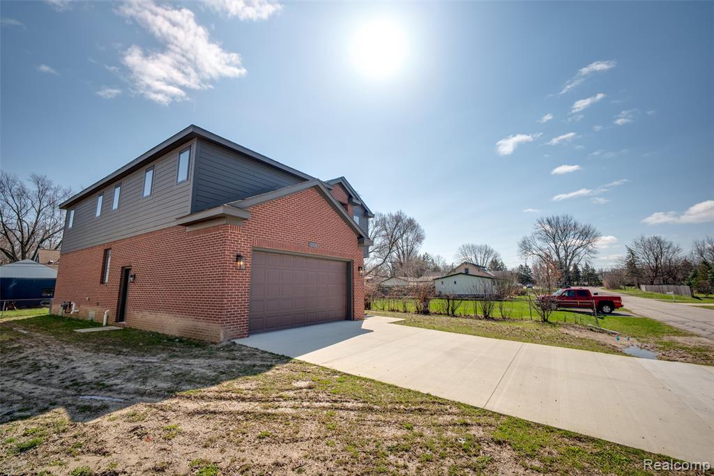 2921 Walsh Drive Rochester, MI 48309 - Photo 3 of 64