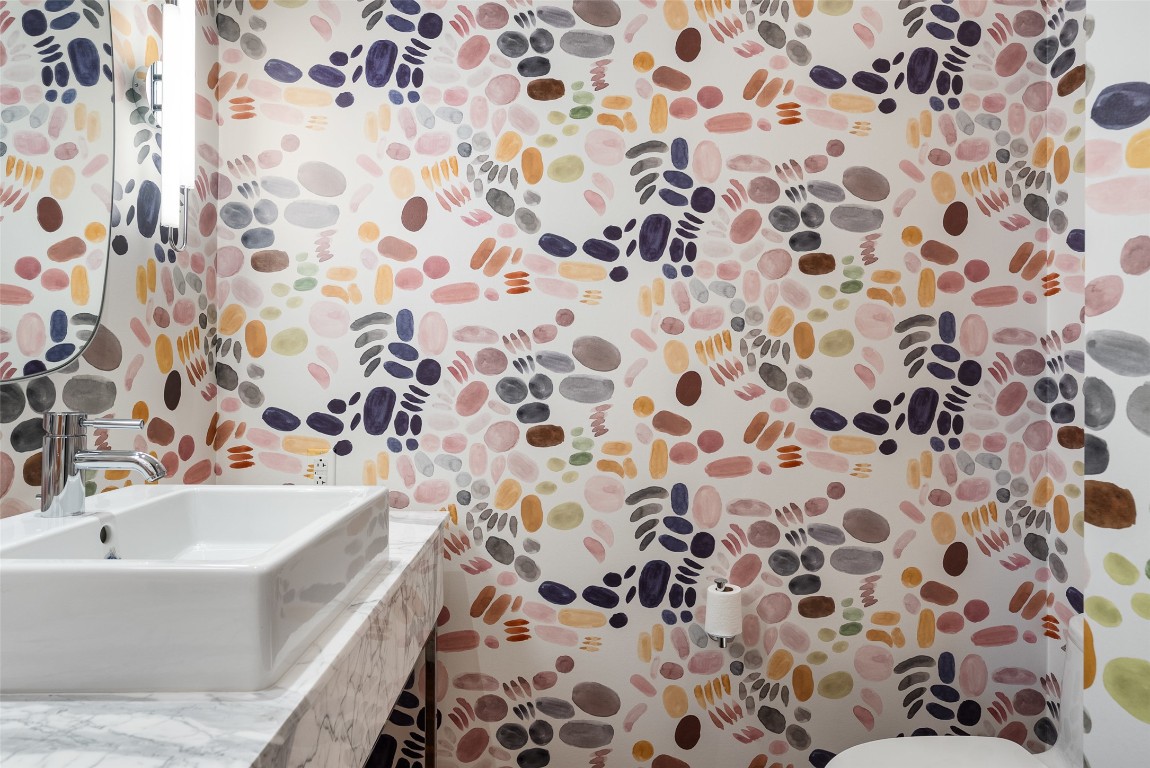 210 Lavaca Street, Unit 2505 Austin, TX 78701 - Photo 19 of 40 a bathroom with a bathtub and a shower curtain