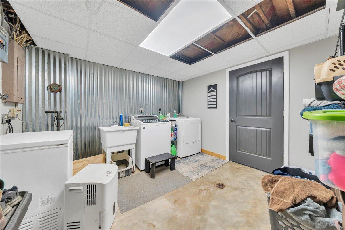 2166 Ruritan Road Roanoke, VA 24012 - Photo 34 of 46 a workspace with furniture