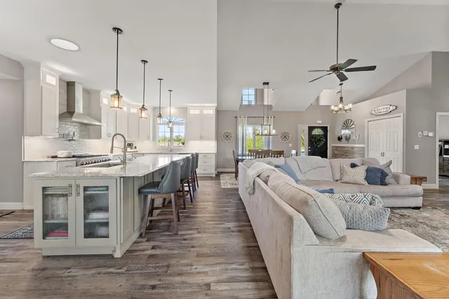 $1,820,000 | W10415 521st Avenue, Prescott, WI 54021