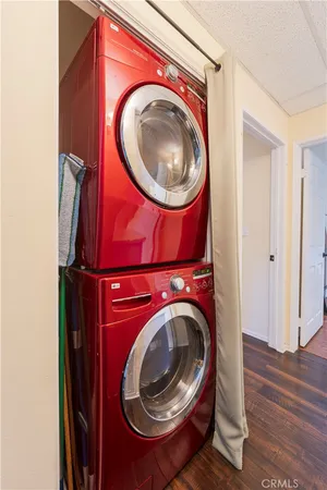 a close up view of a washer and dryer