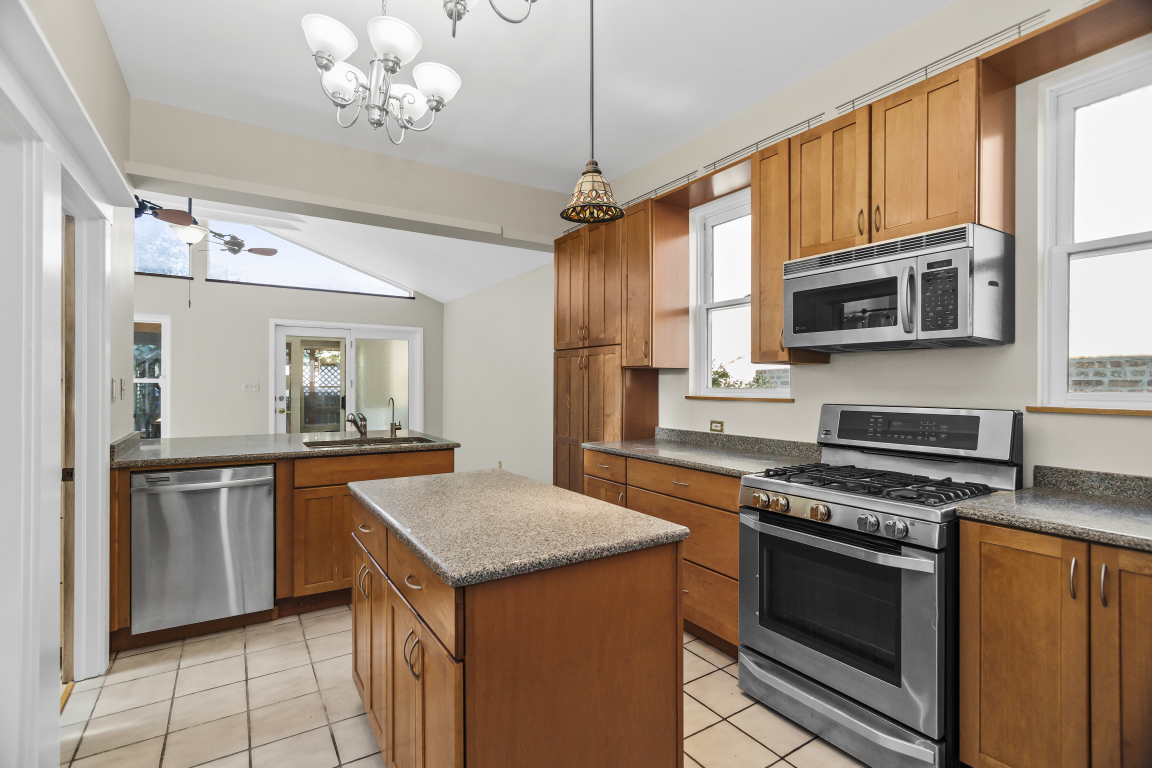 314 Custer Avenue Evanston, IL 60202 - Photo 8 of 32