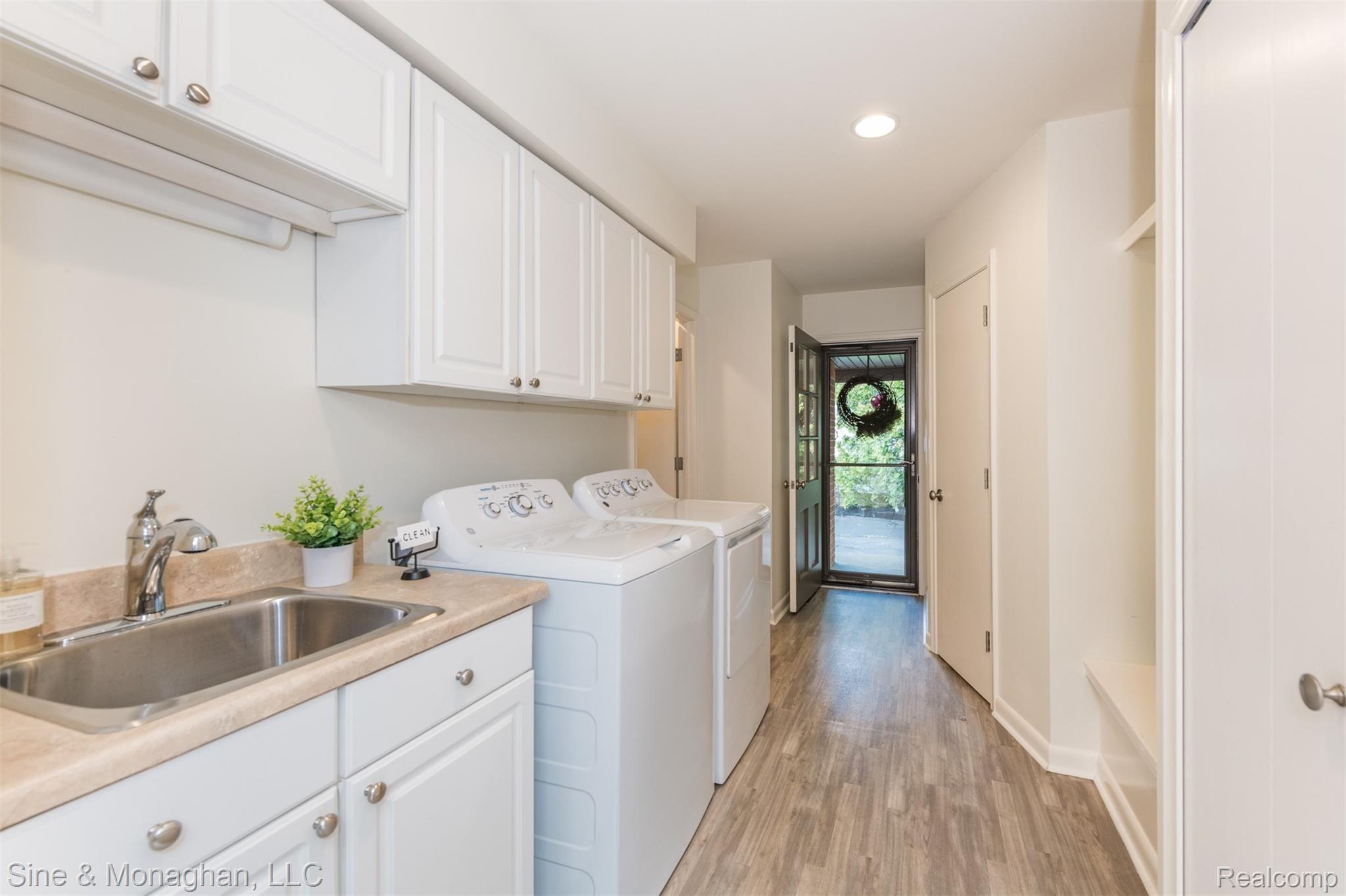 620 Overbrook Road Bloomfield Hills, MI 48302 - Photo 29 of 34 Laundry, Mud Room and Powder Room/Side Entrance