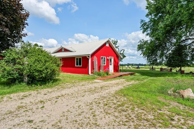 $820,000 | 17634 240th Street, Hutchinson, MN 55350