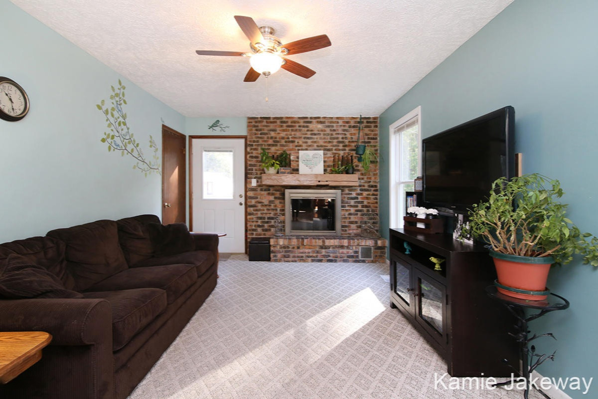 1141 Alderman Street Belding, MI 48809 - Photo 4 of 21 IMG_1547