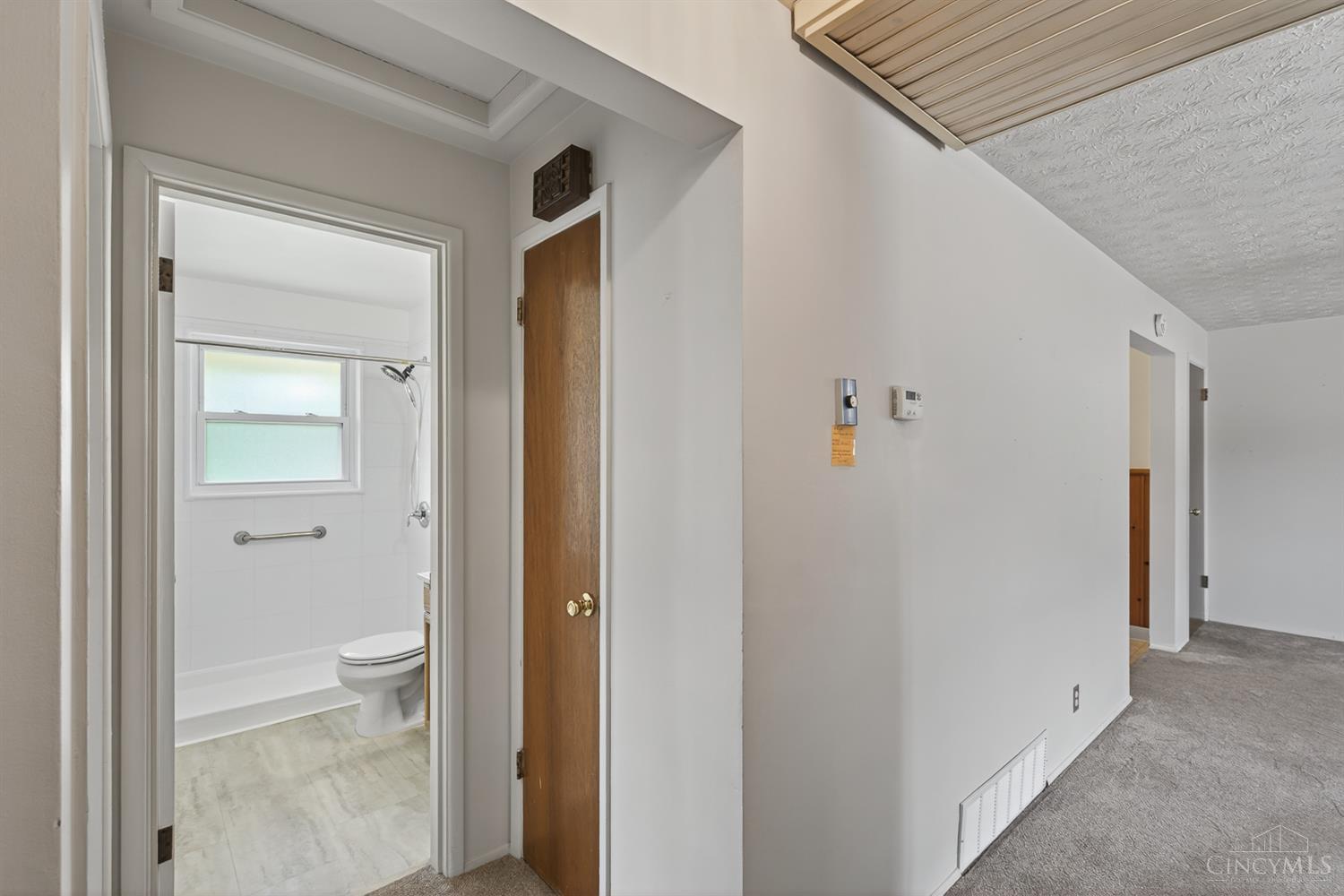 2573 Adams Road Cincinnati, OH 45231 - Photo 11 of 40