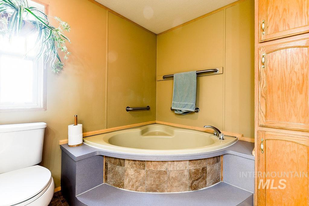 4325 Lenville Road, Unit 34 Moscow, ID 83843 - Photo 26 of 39 Full bath featuring a garden tub and toilet