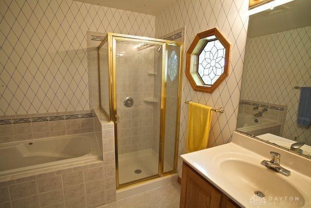 8464 Chambersburg Road Huber Heights, OH 45424 - Photo 14 of 44 Master bathroom