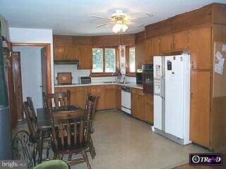 2022 Edgely Road Levittown, PA 19057 - Photo 4 of 6 Gallery Image 4