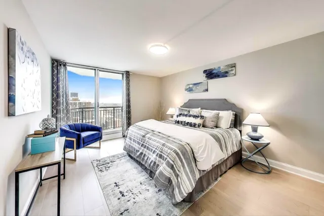 $479,000 | 6007 North Sheridan Road, Unit 25E, Chicago, IL 60660