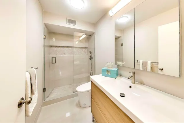 $479,000 | 6007 North Sheridan Road, Unit 25E, Chicago, IL 60660