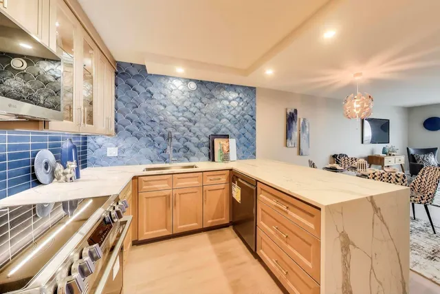 $479,000 | 6007 North Sheridan Road, Unit 25E, Chicago, IL 60660