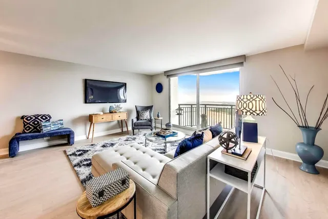 $479,000 | 6007 North Sheridan Road, Unit 25E, Chicago, IL 60660