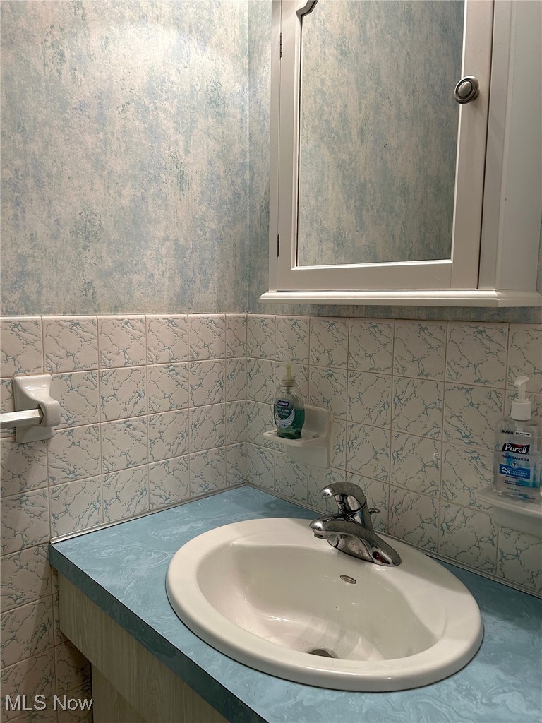 1621 State Road Hinckley, OH 44233 - Photo 11 of 40 Half bath off the Laundry Room